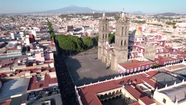 メキシコのプエブラ市の路上で国際女性デー行進を示すドローン映像 — ストック動画