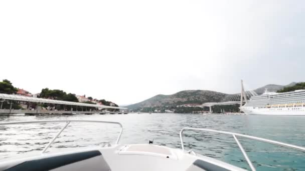 Hırvatistan Kristal Berrak Suda Yüzen Bir Sürat Teknesinin Pruvası Uzaktaki — Stok video