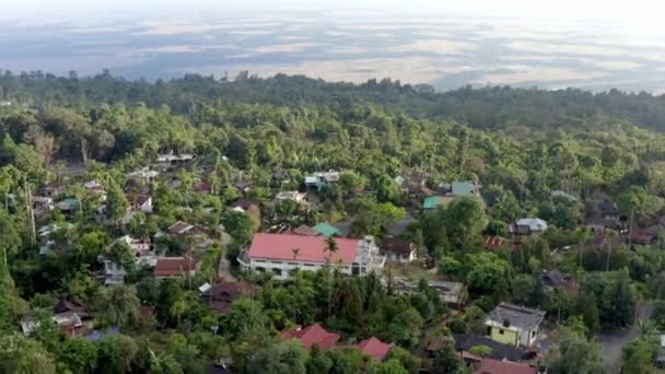 位于印度Meghalaya Mawlynnong的Tranquil村被热带森林树木环绕 空中广射炮 — 图库视频影像