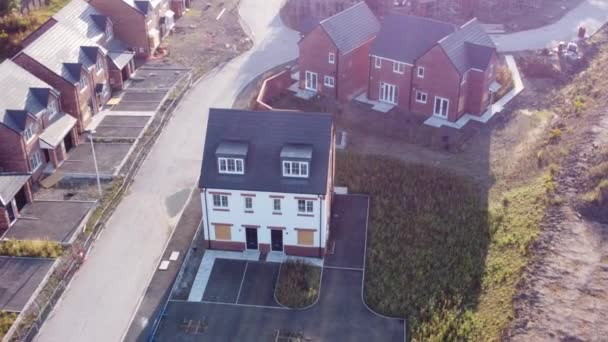 城郊住宅发展用地上空的鸟瞰日出 — 图库视频影像