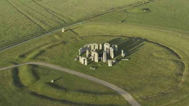 Parlak Bir Yaz Gününde Yeşil Tarlalarla Çevrili Uzun Gölgeli Stonehenge — Stok video