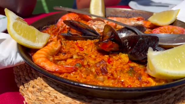 Traditionele Spaanse Paella Schotel Met Garnalen Garnalen Mosselen Citroenschijfjes Een — Stockvideo