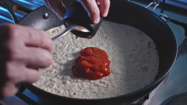 用玉米饼包起来做成快速健康的比萨饼 关门了 — 图库视频影像