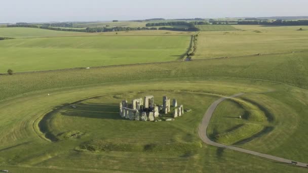 Sıcak Bir Yaz Öğleden Sonrasında Gölgelerle Dolu Stonehenge Taş Çemberi — Stok video