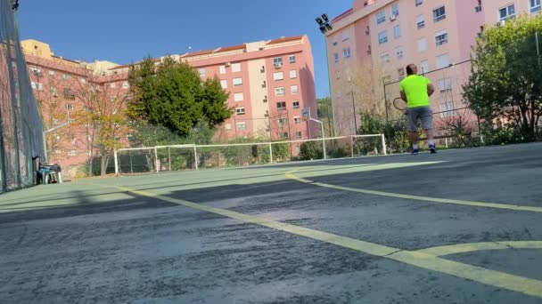 테니스 선수가 경기중 손으로 포인핸드 샷으로 포인트를 이긴다 — 비디오