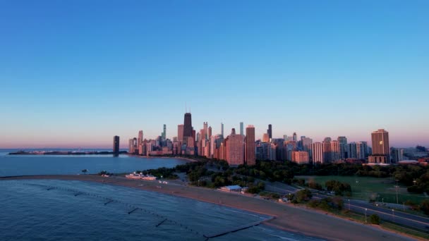 Downtown Chicago Skyline Waterfront Vroege Morgen Drone — Stockvideo