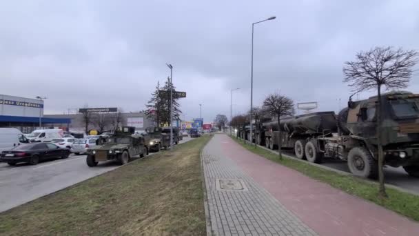 Polen Scenen Usa Militära Lastbilar Och Fordon Parkerade Längs Vägen — Stockvideo