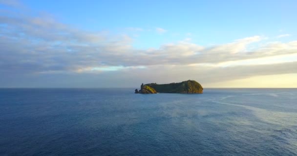 Drohne Fliegt Auf Tropische Insel Inmitten Des Blauen Ozeans Bei — Stockvideo