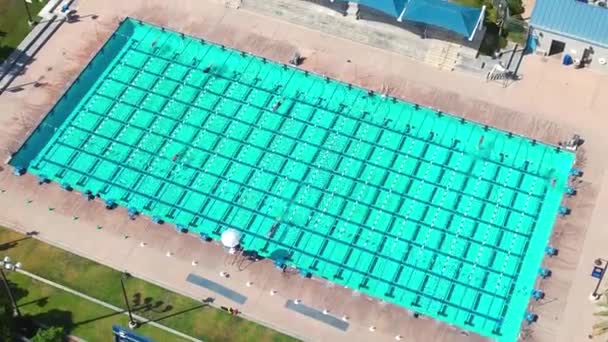 Pessoas Nadando Voltas Uma Grande Piscina Livre Vista Ascendente Aérea — Vídeo de Stock