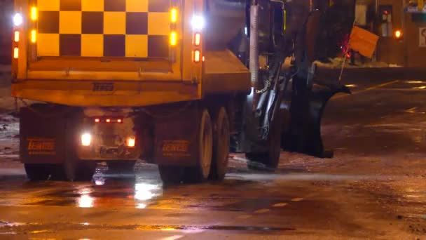 Heavy Duty Industrial Vehicle Scatters Salt För Att Göra Vägen — Stockvideo