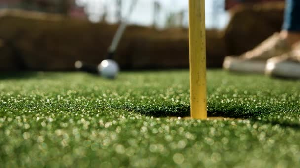 Dame Jouant Golf Miniature Coulant Putt Foyer Peu Profond Faible — Video