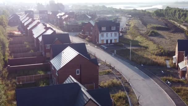 英国の住宅開発サイト上の朝の日の出の間の空中ビュー — ストック動画