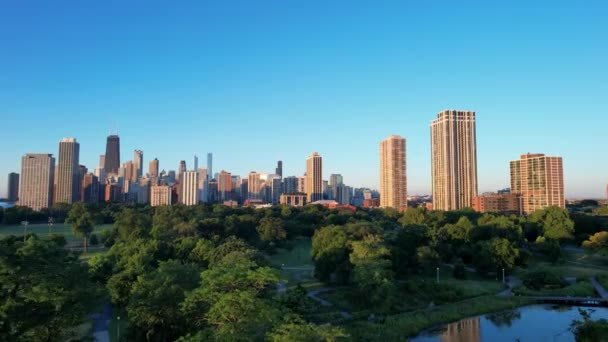 日出日落可持续城市公园与芝加哥市中心天际线无人机景观 — 图库视频影像