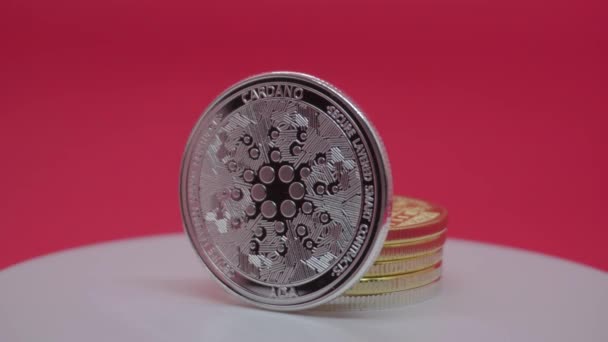 Cardano Ada Kryptowährungspreis Stürzt Roter Hintergrund Mit Sich Drehender Metall — Stockvideo