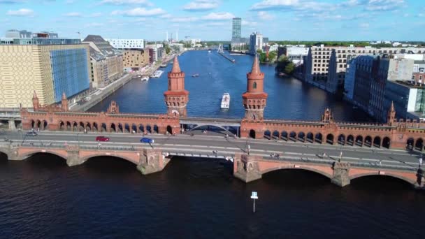 Berömd Bro Som Förbinder Öst Och Väst Berlinvacker Flygbana Med — Stockvideo