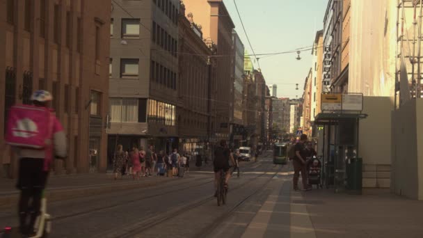 Bisikletçi Scooter Gezisi Kaldırım Taşı Yolda Altın Işıkta — Stok video