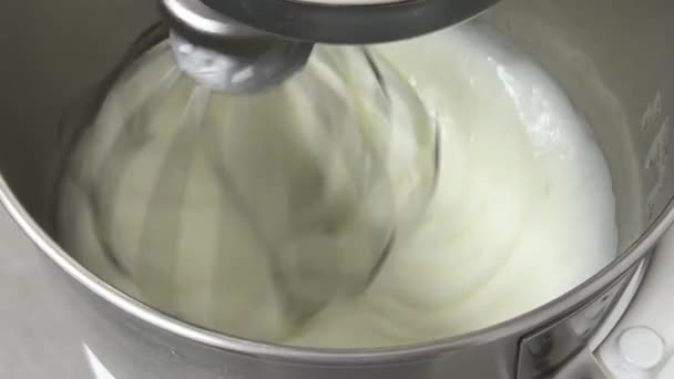 Pencampur Listrik Mencampur Putih Telur Dan Gula Sampai Puncak Mengkilap — Stok Video