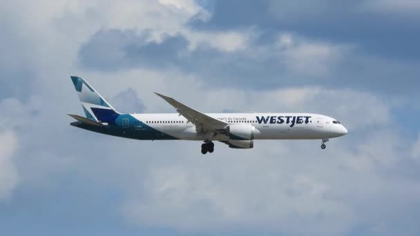 Westjet Boeing 787 Dreamliner Jetliner Commercial Flight Descending Gear Toronto — Wideo stockowe