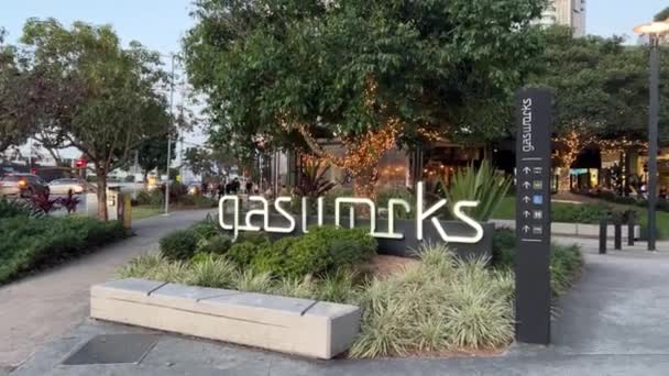 Urban Lifestyle Gasworks Plaza Panning Shot Captando Señalización Iluminada Del — Vídeos de Stock