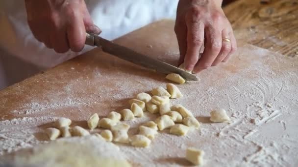 Kitchen Making Raw Gnocchi Pasta Итальянская Кухня Крупным Планом Вид — стоковое видео