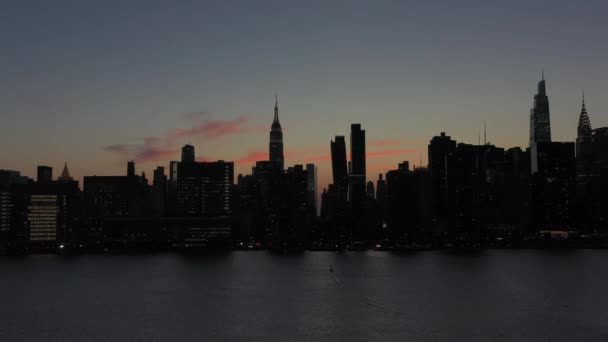 Luchtrotatie Naar Skyline Van Midtown Manhattan Bij Zonsondergang — Stockvideo