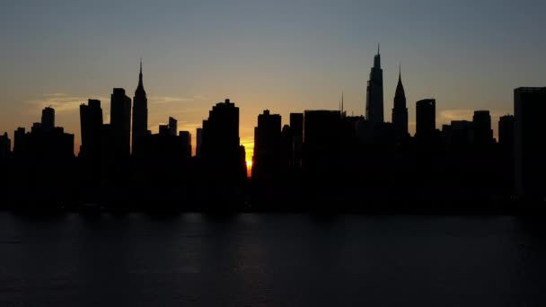 Tiro Aéreo Estacionário Linda Silhueta Lendária Horizonte Midtown Manhattan Apenas — Vídeo de Stock