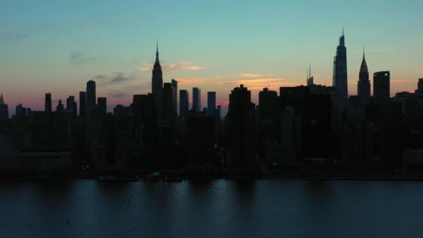 Diagonal Aerial Flight Legendary Midtown Manhattan Skyline Gorgeous Sunset — Stock Video