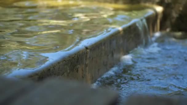Klares Wasser Fließt Auf Kleinen Betonwasserfall Zeitlupe — Stockvideo