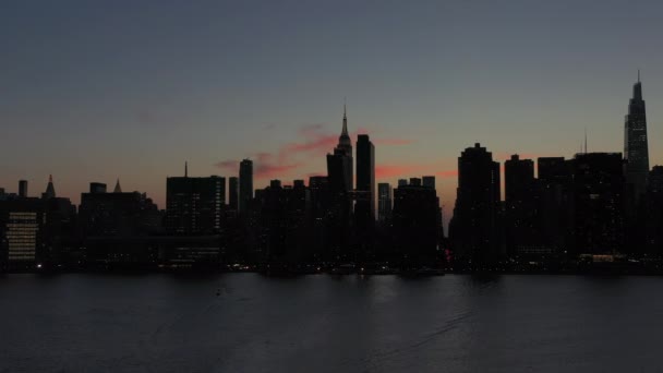 Gorgeous Trucking Shot East River Nice Parallax Effect Silhouetted Legendary — Stock Video