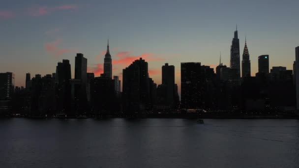 Vacker Stationär Antenn Bild Midtown Manhattan Skymningen Med Färja Båt — Stockvideo