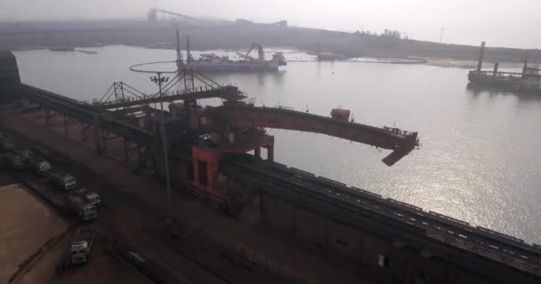 아이언 Iron Ore Shiploader 오리사주의 항구에서 — 비디오