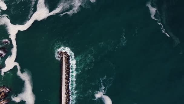 Pier Loopt Parallel Aan Rotsachtige Kustlijn Walker Bay Hermanus Overstrand — Stockvideo