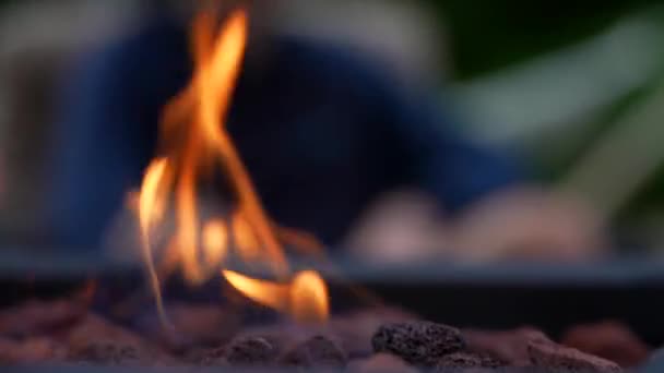 Zeitlupenaufnahme Gefälschter Lagerfeuerflammen Über Dem Verschwommenen Mann Hintergrund — Stockvideo