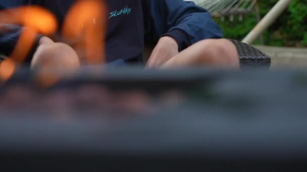 Teenage Boy Dívá Přátele Táborákem Venkovní Požár Zahradě Relaxační Motiv — Stock video