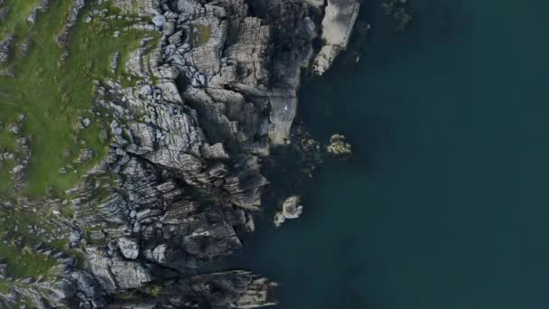 从上往下俯瞰的克洛格黑德岩石海岸线 两个人在平静的蓝海中钓鱼 爱尔兰 — 图库视频影像