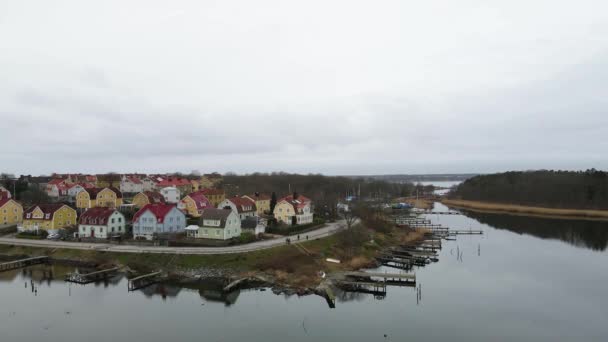 Filmagem Aérea Sobre Uma Área Suburbana Sueca Com Casas Mar — Vídeo de Stock