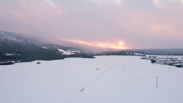 白い雪 日の出で覆われた素晴らしい広大な空の田舎のフィールド — ストック動画