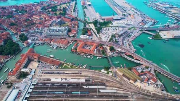 Drone Kantelt Het Canal Grande Het Treinstation Van Venetië — Stockvideo