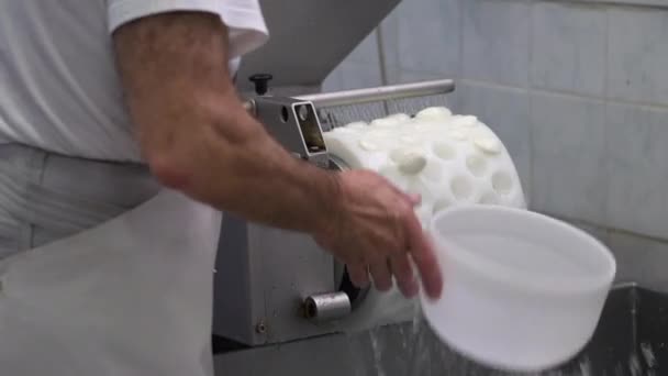 Mannelijke Chef Kok Fabriek Schoonmaken Van Verse Stukken Mozzarella Kaas — Stockvideo