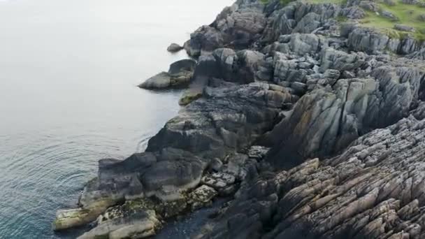 Voando Longo Costa Clogherhead Com Oceano Calmo Dia Ensolarado Irlanda — Vídeo de Stock