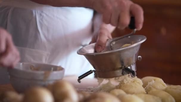 Närbild Kvinnans Händer Köket Roterar Snurra Handen Potatis Manuell Masher — Stockvideo