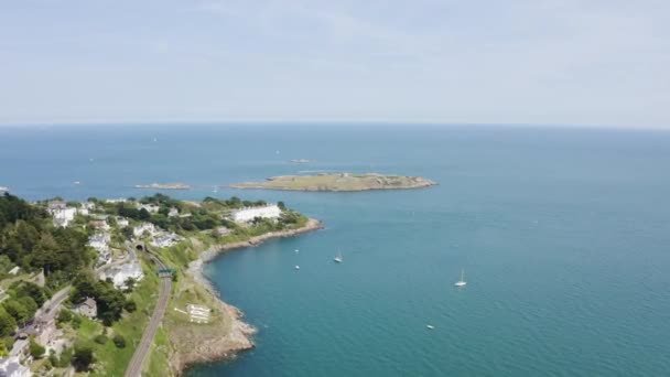 在美丽的一天 爱尔兰 带着7个风衣 游艇和蓝色的大海飞往达尔基岛 — 图库视频影像
