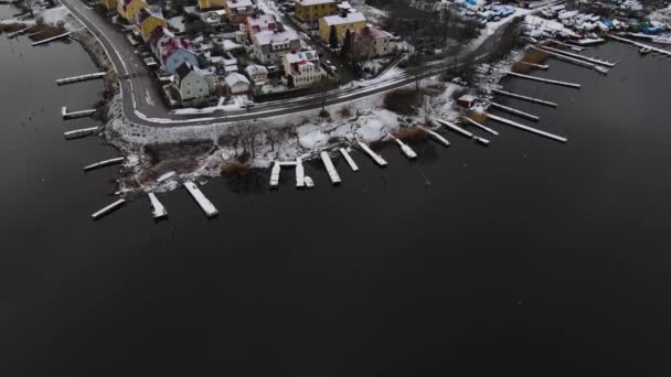 Съемка Воздуха Над Шведской Пригородной Зоной Многими Желтыми Домами Морем — стоковое видео