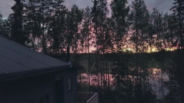 Vista Aérea Moderna Casa Verão Sueca Junto Lago Durante Pôr — Vídeo de Stock