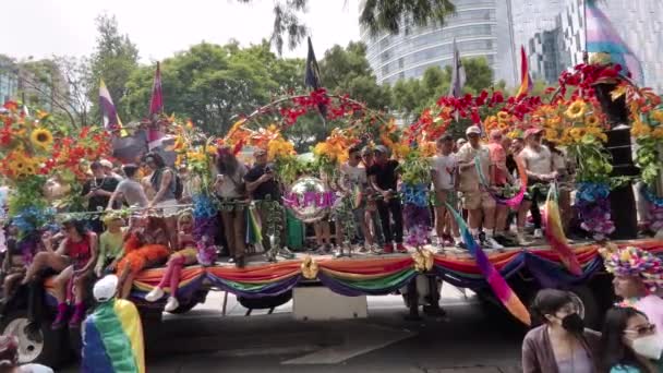 Τραβηγμένο Βίντεο Από Πάρτι Ανθρώπους Και Λεωφορεία Πολύχρωμα Ρούχα Στην — Αρχείο Βίντεο