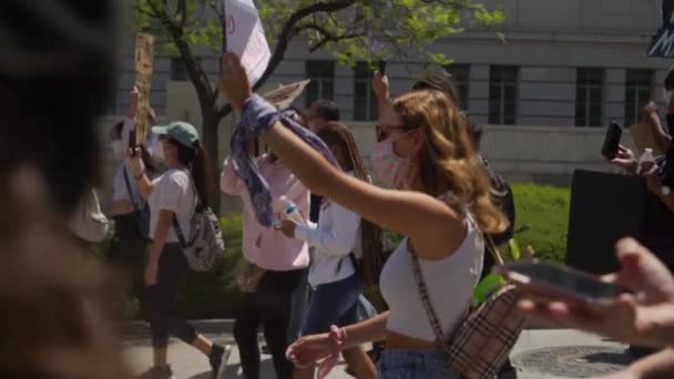 Eine Menge Blm Demonstranten Vor Dem Rathaus Marschiert Mit Hochgehaltenen — Stockvideo