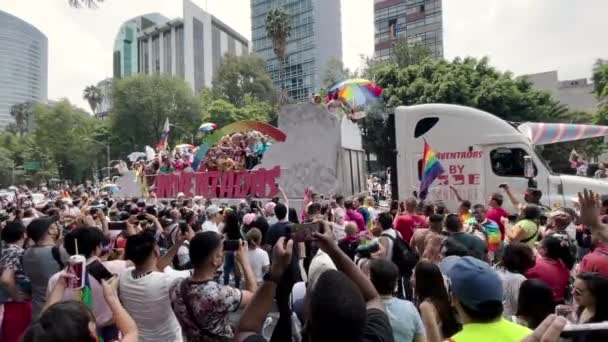 Nakręcony Filmik Ludzi Biorących Udział Paradzie Dumy Meksyku Jednorożcem — Wideo stockowe