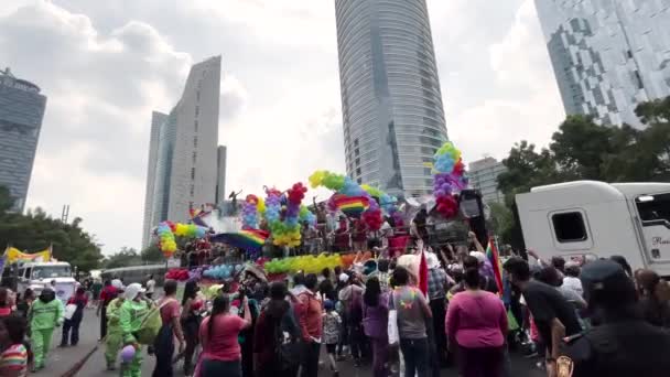 メキシコのプライドパレードにスカイクラッパーと一緒に参加した人たちの映像です — ストック動画