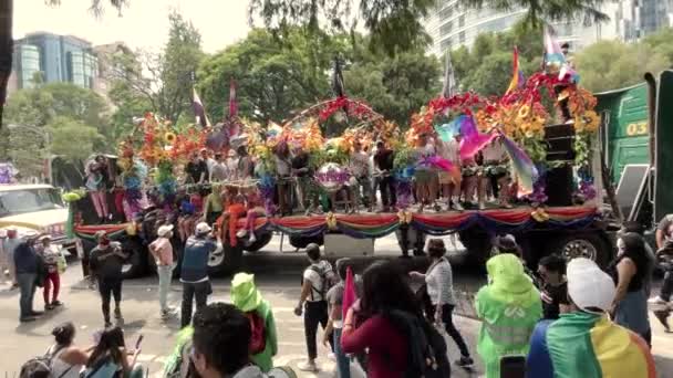 メキシコシティのフォークラーでプライドパレードを楽しむ人々の映像です — ストック動画