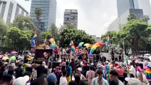 Τραβηγμένο Βίντεο Ανθρώπων Που Απολαμβάνουν Την Παρέλαση Υπερηφάνειας Στην Πόλη — Αρχείο Βίντεο